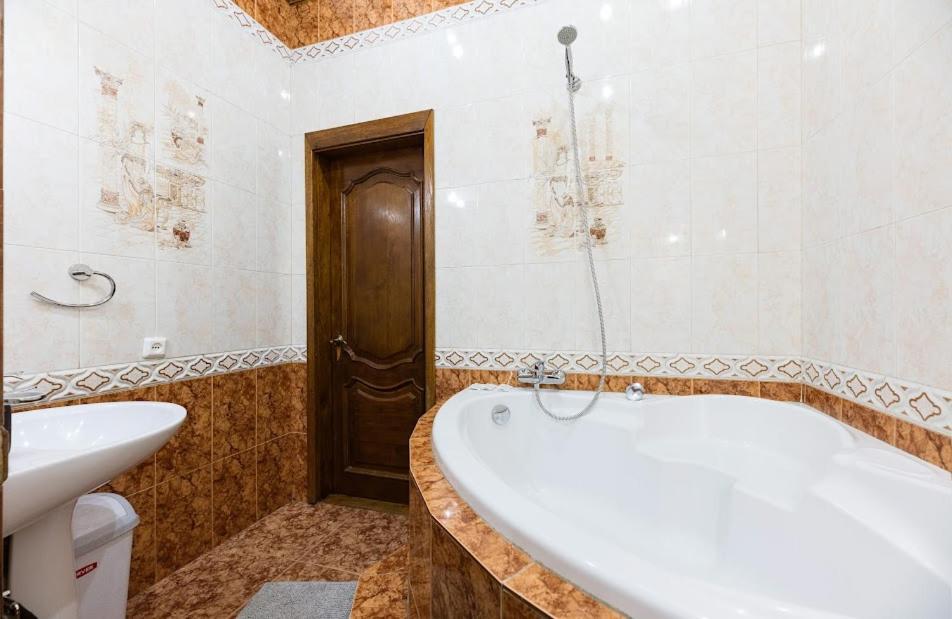 911 Apartments Antonovichа Kiev Ngoại thất bức ảnh